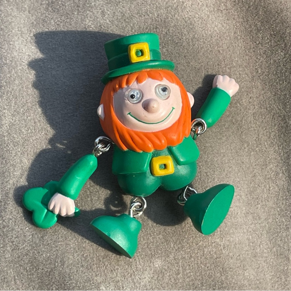 Hallmark Vintage St Patricks Day GOOGLY EYES Leprechaun Holiday Brooch Pin